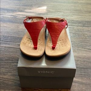 Vionic Kirra Backstrap Sandal in Cherry size 7.5M